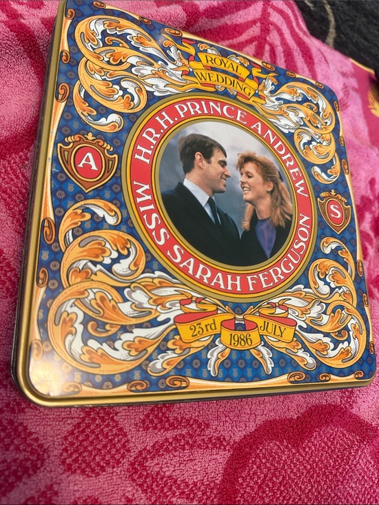 Crawfords Other - 1986 H.R.H prince andrew Royal Wedding Commemorative Tin - Red, Blue & Gold